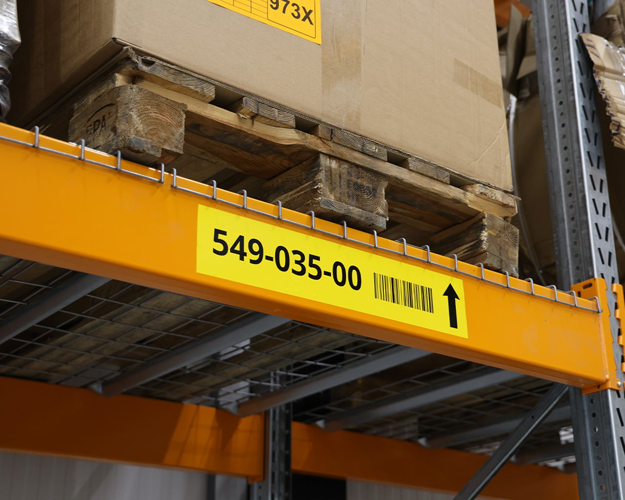 Industrial vinyl geel met barcode op een stelling in het magazijn